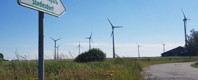 Wegweiswer zur Windkraftanlage Stedesdorf